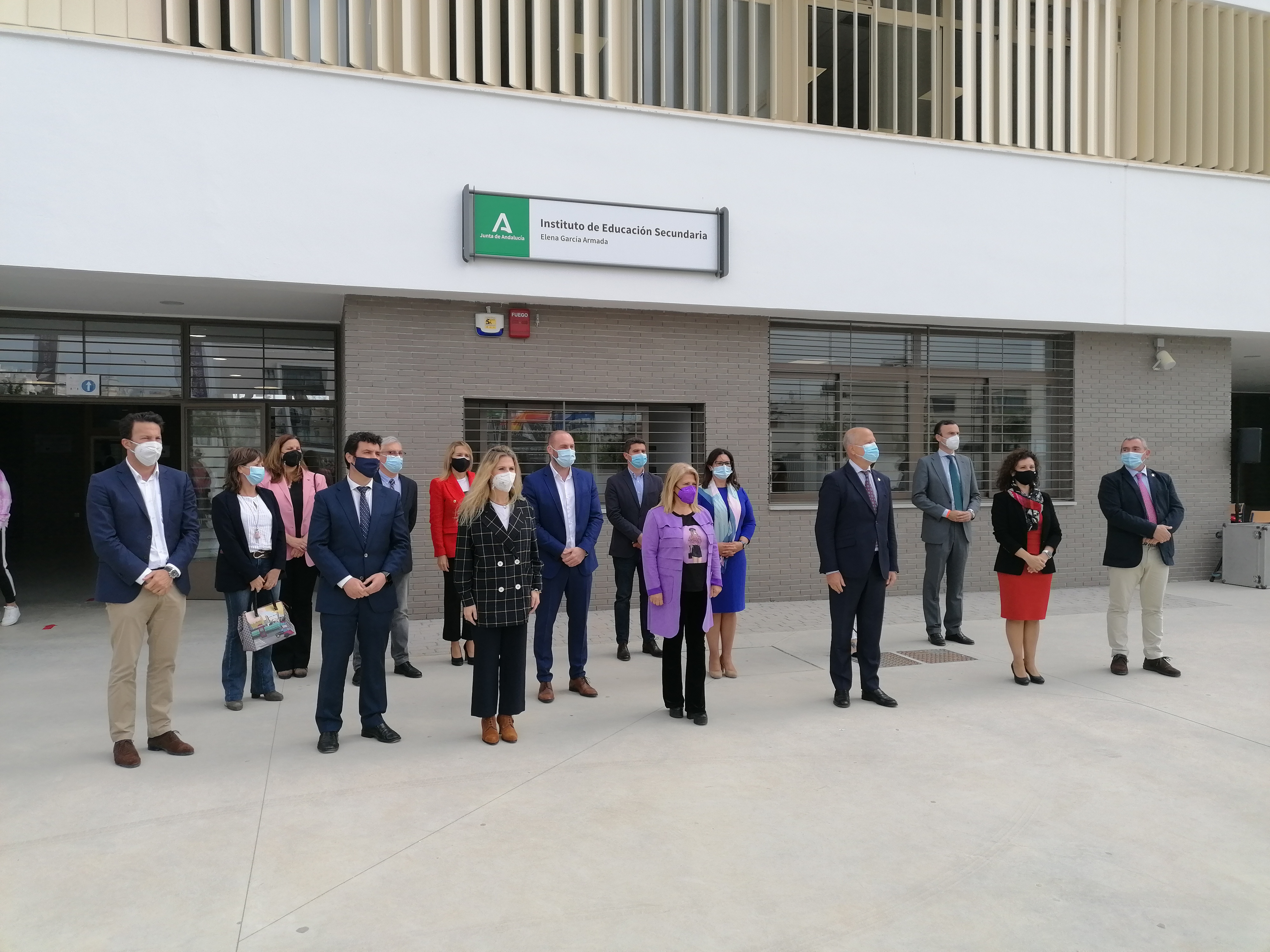 Foto de familia tras la inauguración del IES Elena García Armada.