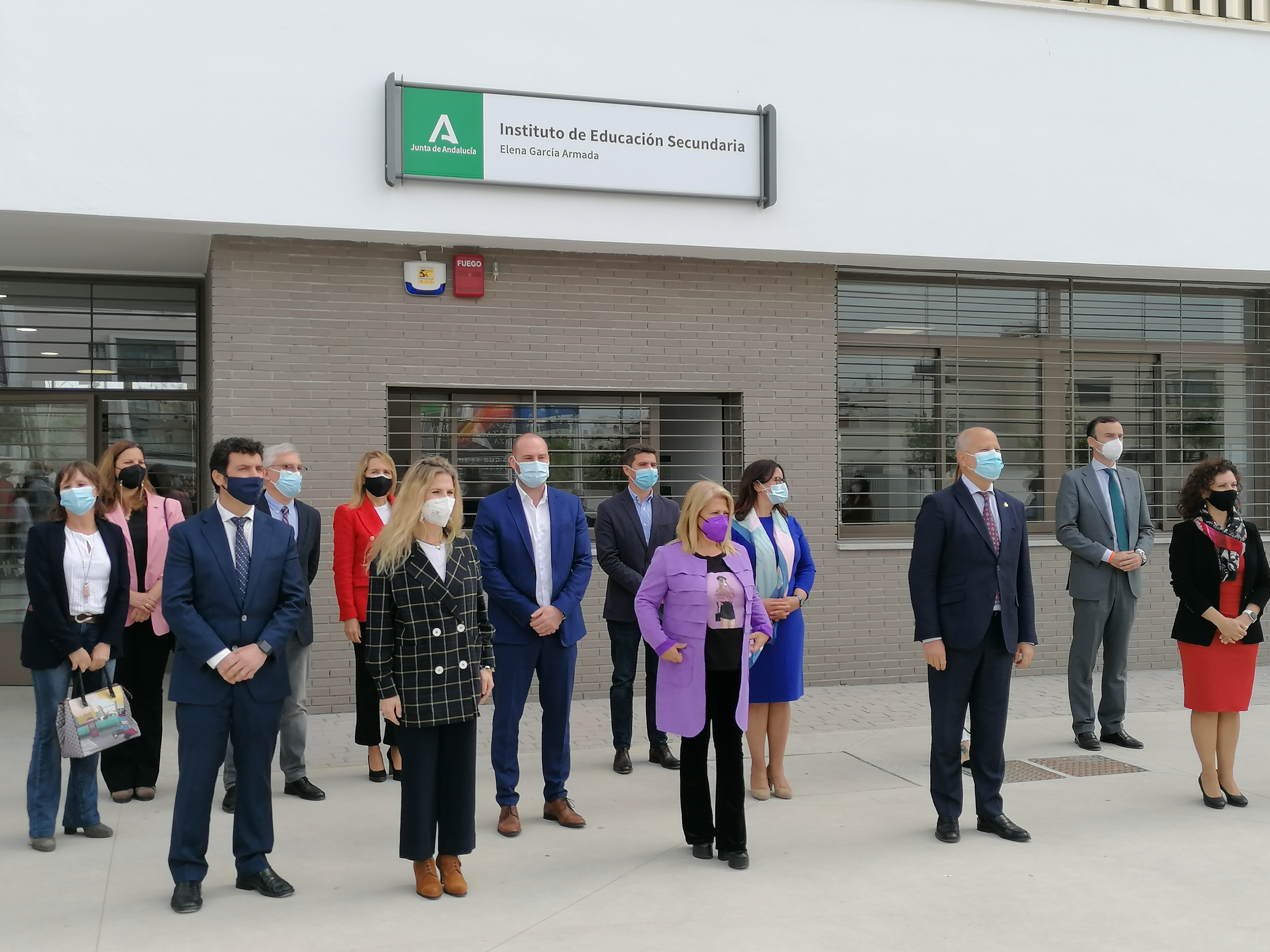 Foto de familia tras la inauguración del IES Elena García Armada.