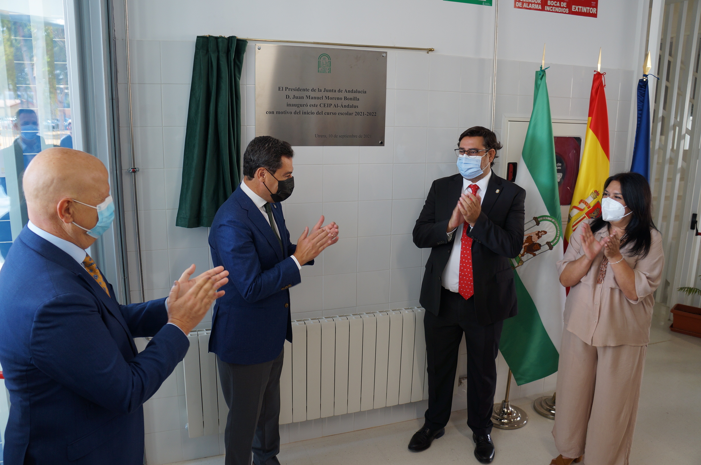El presidente de la Junta, Juanma Moreno, descubre la placa conmemorativa de la inauguración del centro