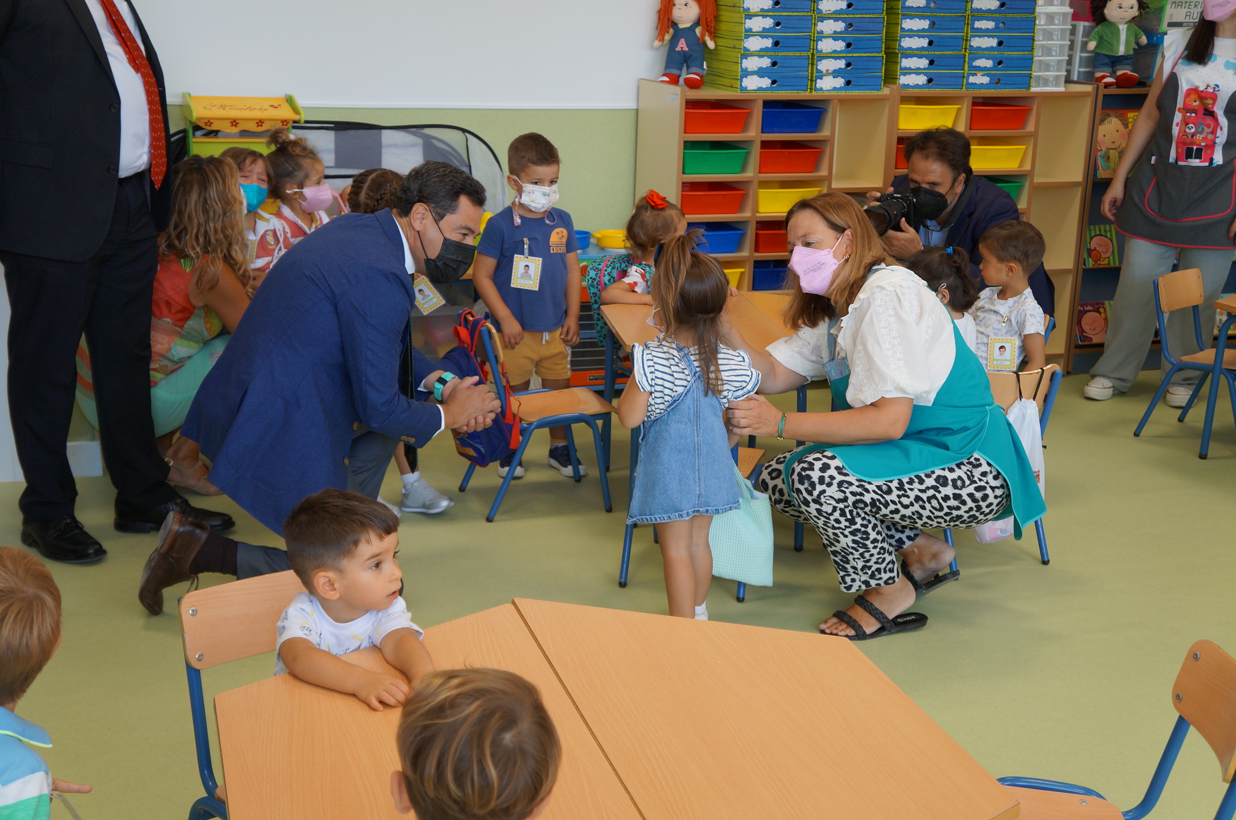 El presidente de la Junta, Juanma Moreno, visita un aula de infantil