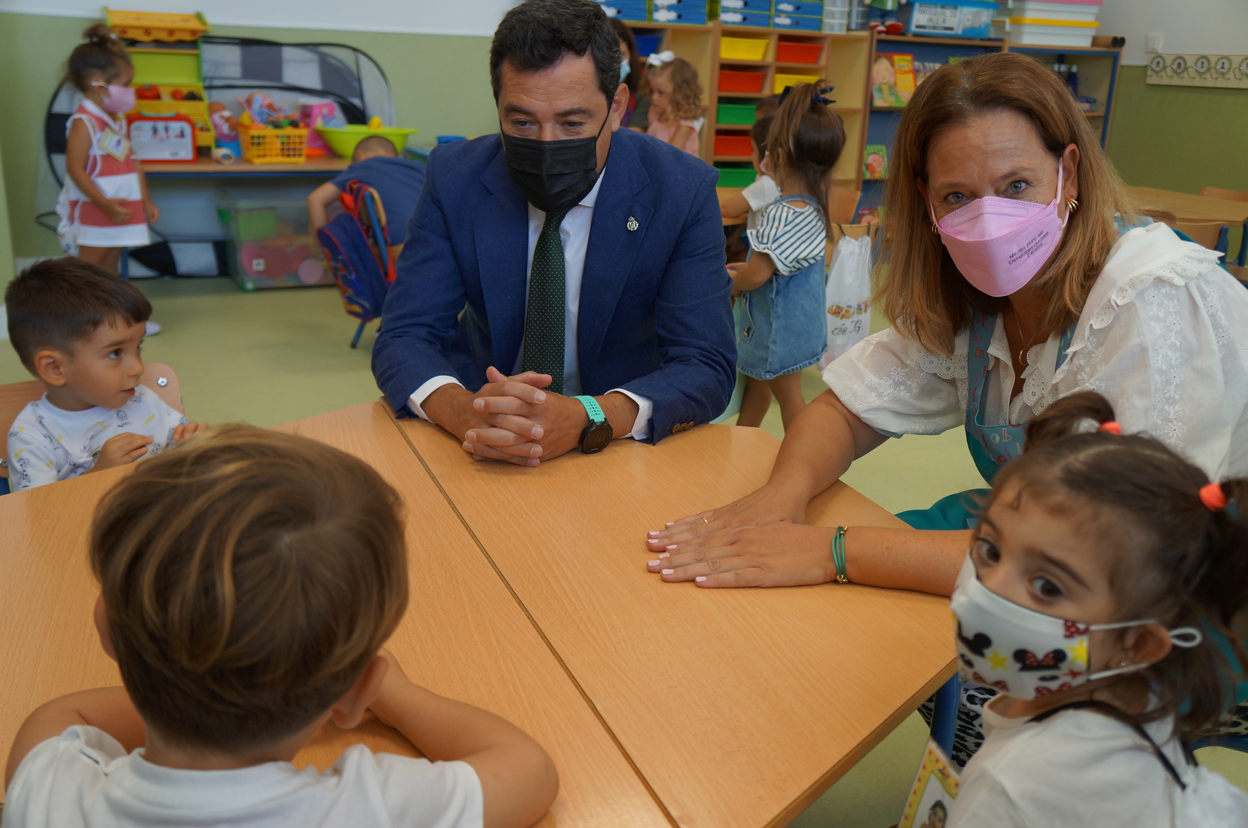 El presidente Juanma Moreno charla con docentes y alumnos de infantil