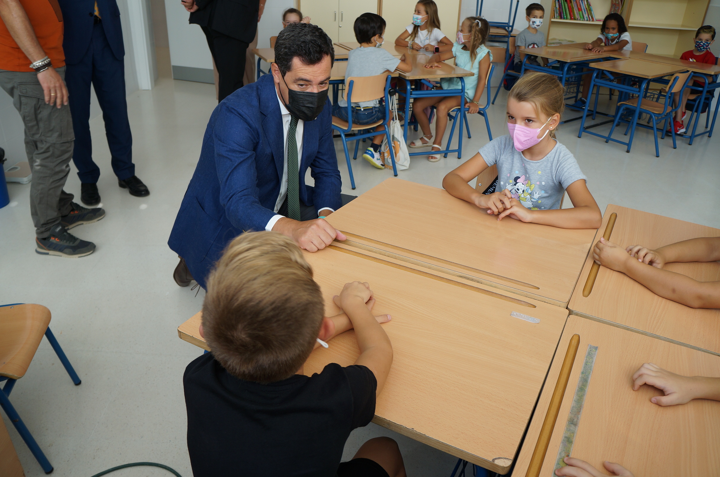 El presidente Juanma Moreno habla con los alumnos de segundo de primaria