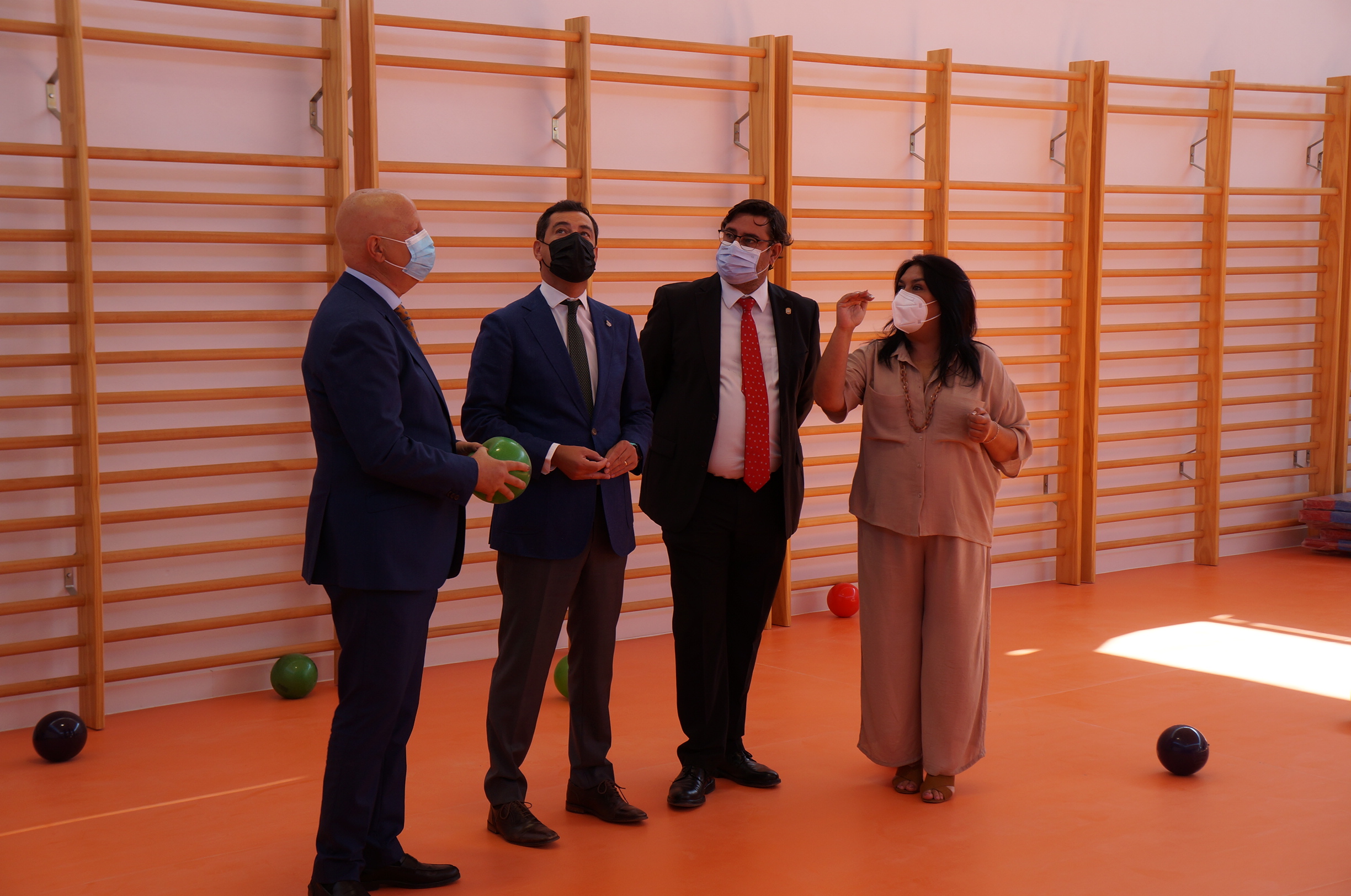 El presidente de la Junta, el consejero de Educación y el alcalde de Utrera visitan las instalaciones de la mano de la directora del centro