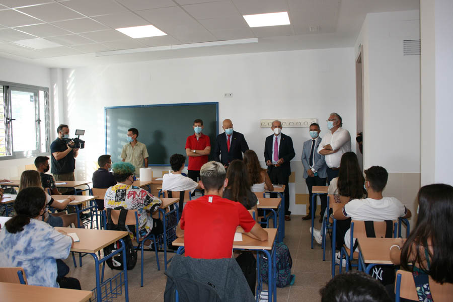 El consejero Javier Imbroda da la bienvenida al nuevo curso a los alumnos del IES de Gelves