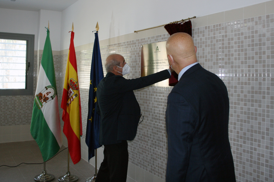 El exdirector Antonio Álvarez López descubre la placa de inauguración del centro que lleva su nombre