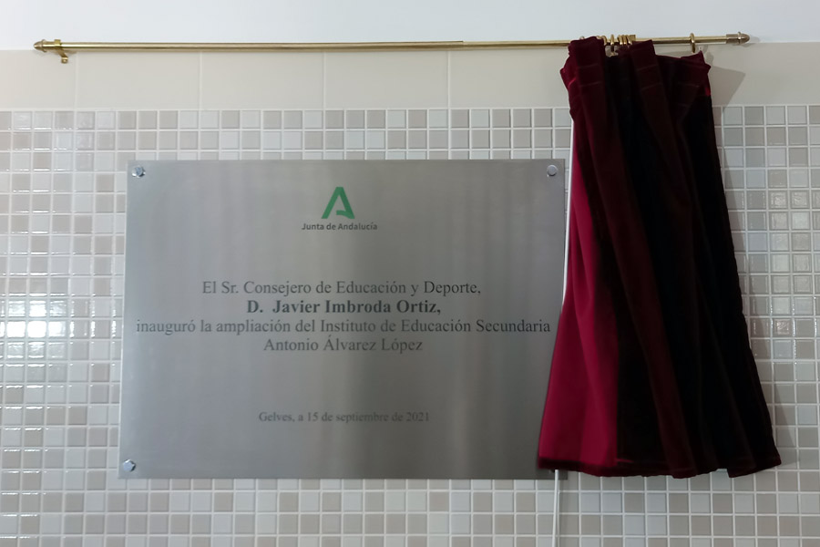 Detalle de la placa conmemorativa de la inauguración de la ampliación del centro