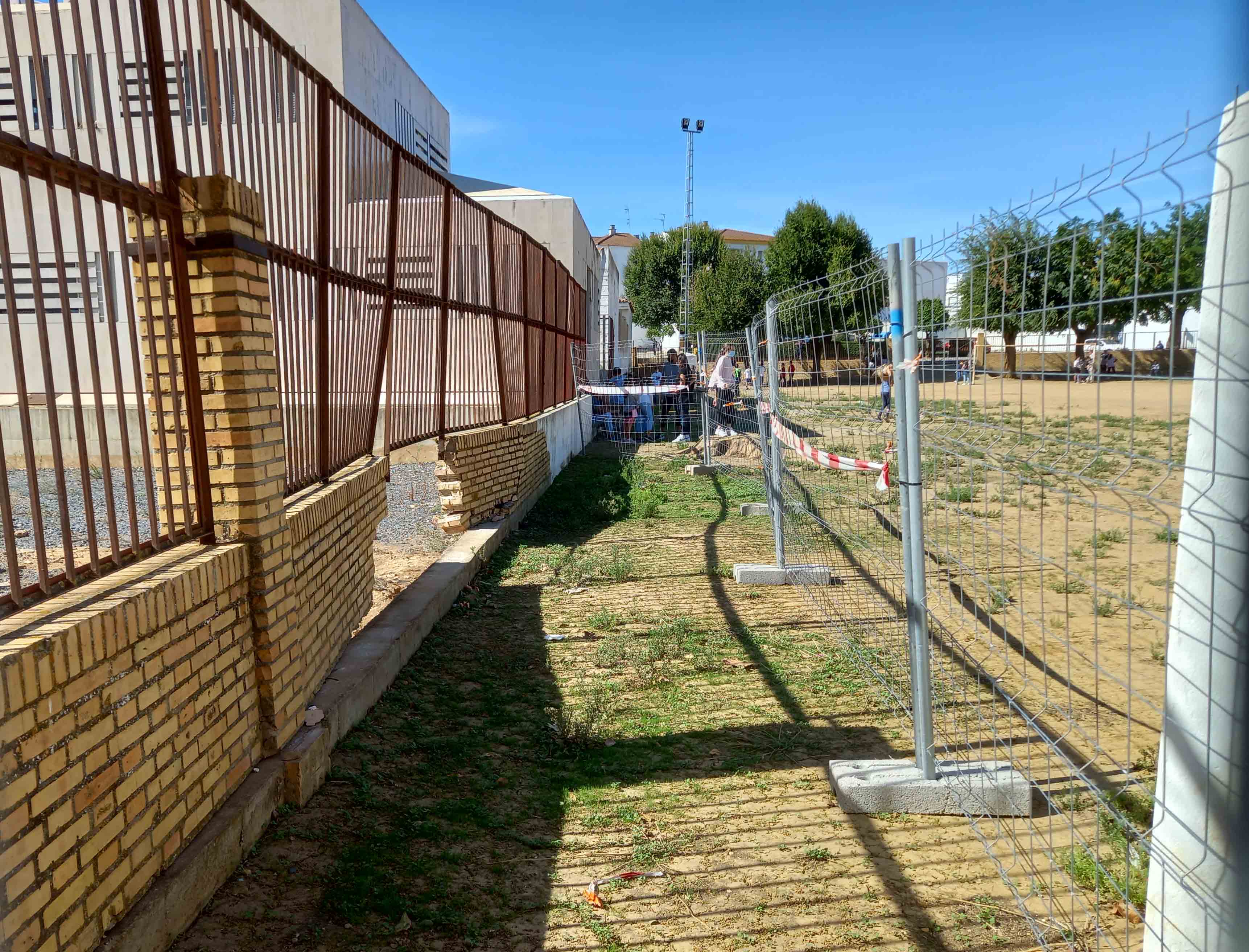 Rotura en el muro del CEIP Juan Ramón Jiménez