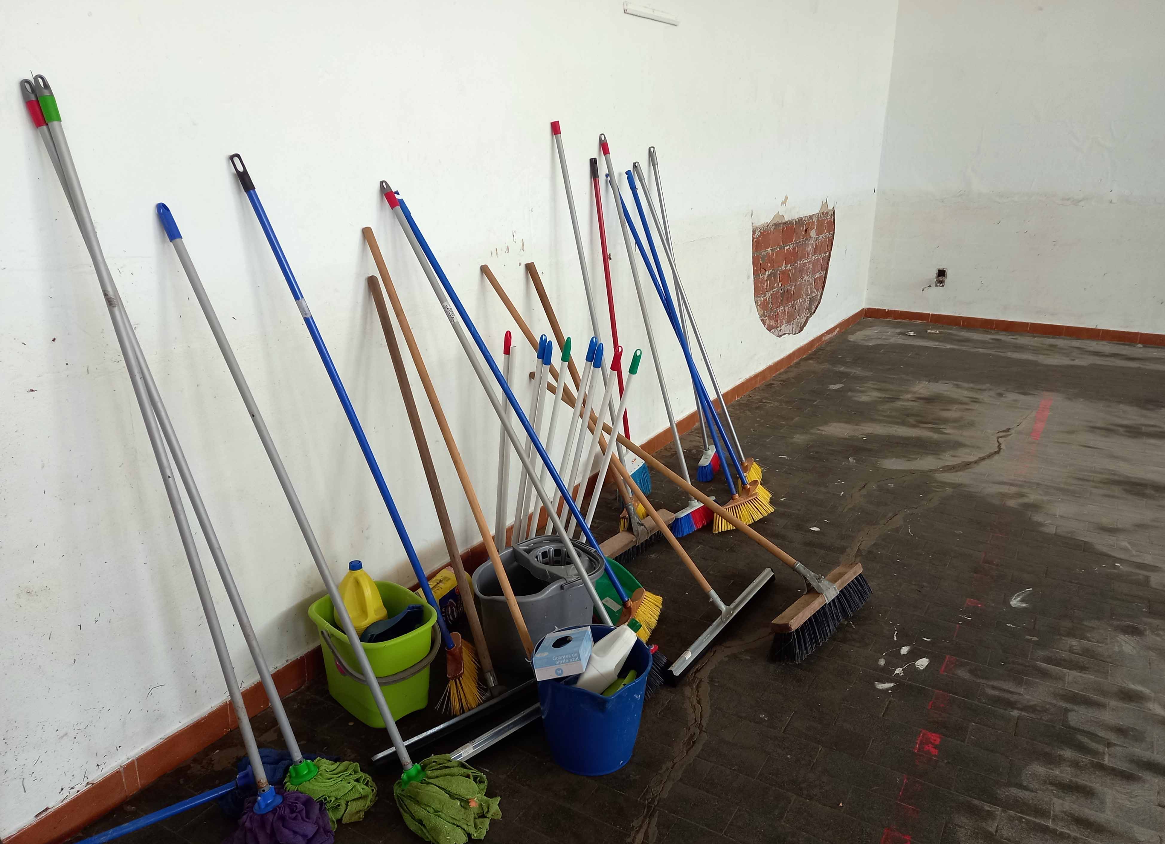 Utensilios de limpieza utilizados y nivel del agua en el gimnasio del CEIP Juan Ramón Jiménez