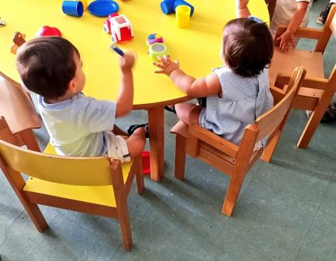 Niños sentados en una mesa