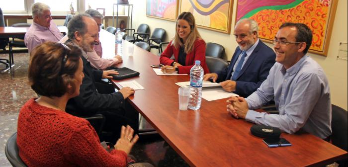 Juan Manuel López y la delegada Patricia Alba junto a representantes del IES Alborán de Estepona (Málaga)