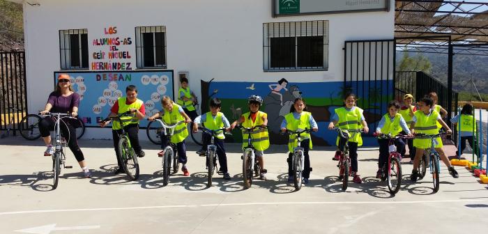 Celebración del Día de la Bicicleta en el CEIP Miguel Hernández de Almogía (Málaga).