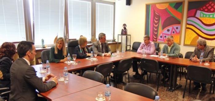 Reunión de la consejera de Educación con el alcalde de Mijas (11/04/2016).