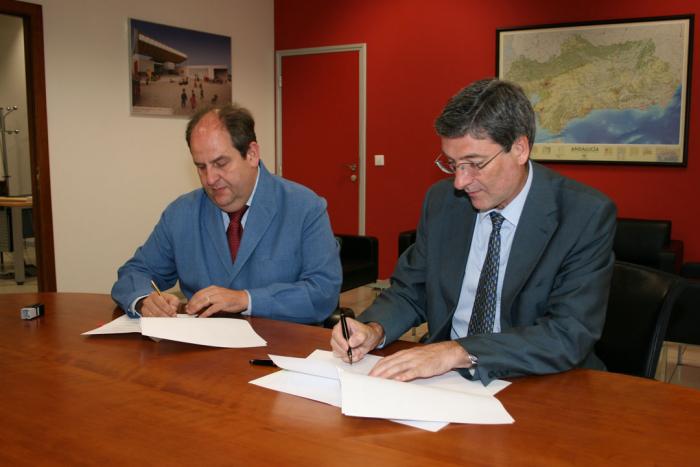Momento de la firma entre el director de ISE Andalucía y el representante de la empresa adjudicataria
