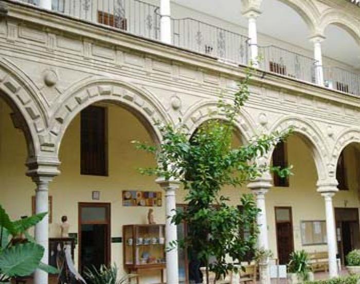 Patio de la Escuela de Artes de Jerez de la Frontera, que será mejorada a través de una obra del Plan OLA.
