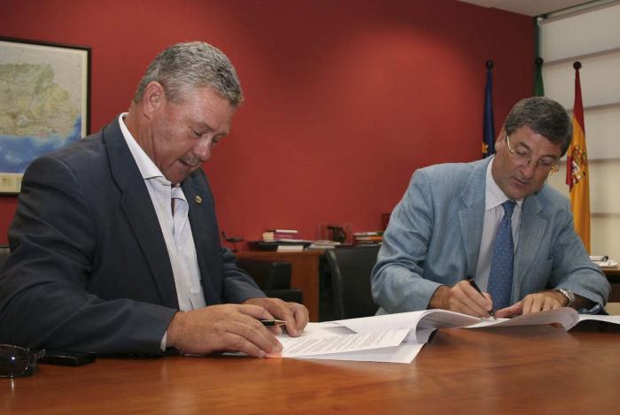 El director general de ISE Andalucía, Miguel Ángel Serrano, firma el contrato con el representante de Estructuras y Vías del Sur, Alfonso Cruz Vázquez