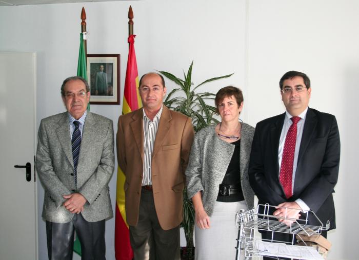 De izquierda a derecha: Francisco Maldonado, delegado de Educación Miguel Corpas, nuevo gerente Belén Porras, anterior gerente y Juan Vela, director de Finanzas de ISE Andalucía