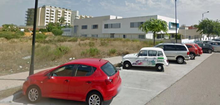 Parcela para ampliación junto a edificio del CEIP Isdabe del Mar, Estepona (Málaga)