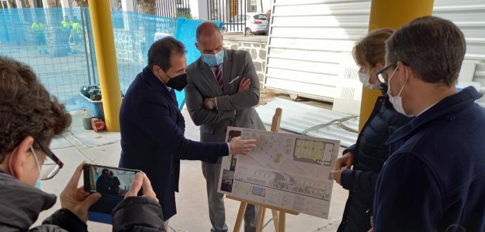 El director general de la Agencia de Educación, Manuel Cortés, ha visitado el centro con motivo del inicio de las obras