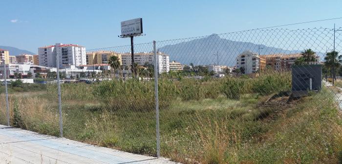 Solar donde se construirá el nuevo IES de San Pedro de Alcántara, en Marbella (Málaga)