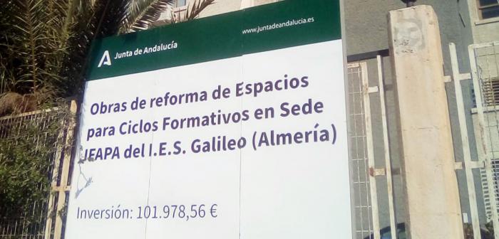 Cartel de obras en la fachada del IES Galileo de Almería