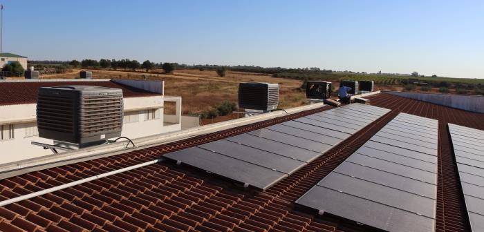 Instalación de paneles solares y refrigeración adiabática