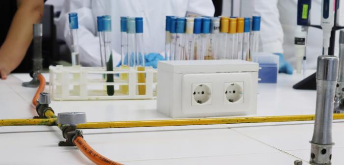 Prácticas de química industrial en centro educativo