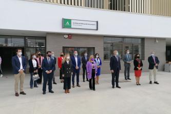 Foto de familia tras la inauguración del IES Elena García Armada.