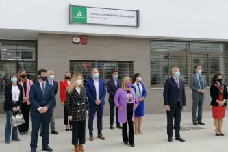 Foto de familia tras la inauguración del IES Elena García Armada.