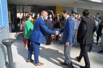 El presidente de la Junta de Andalucía, Juanma Moreno, saluda al director general de la Agencia Pública Andaluza de Educación, Manuel Cortés