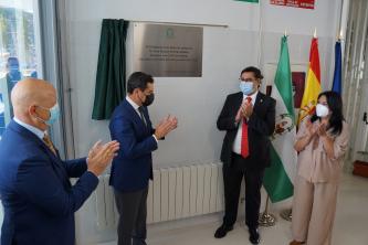 El presidente de la Junta, Juanma Moreno, descubre la placa conmemorativa de la inauguración del centro