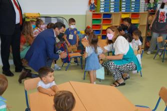 El presidente de la Junta, Juanma Moreno, visita un aula de infantil