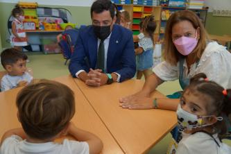 El presidente Juanma Moreno charla con docentes y alumnos de infantil