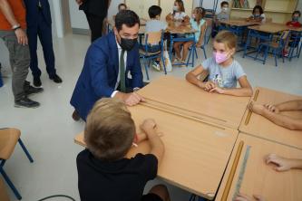El presidente Juanma Moreno habla con los alumnos de segundo de primaria