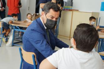 El presidente de la Junta conversa con los alumnos de primaria