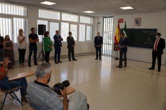 Autoridades atienden al discurso del presidente de la Junta
