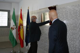 El exdirector Antonio Álvarez López descubre la placa de inauguración del centro que lleva su nombre