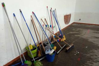 Utensilios de limpieza utilizados y nivel del agua en el gimnasio del CEIP Juan Ramón Jiménez