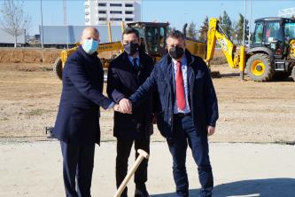 El consejero de Educación, el presidente de la Junta y el alcalde de La Rinconada, 