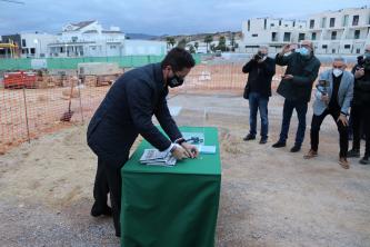 El alcalde de El Ejido introduce monedas en la urna