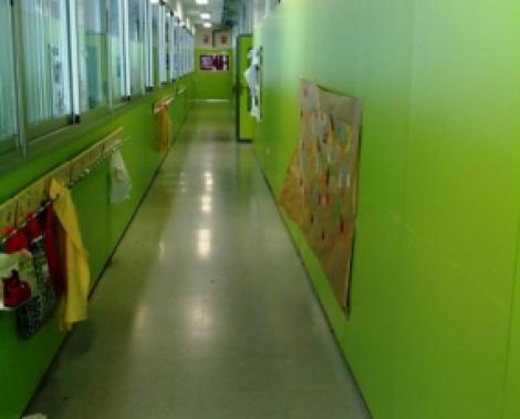 Imagen del pasillo del área de Infantil en el CEIP Blanca de los Ríos de La Rinconada