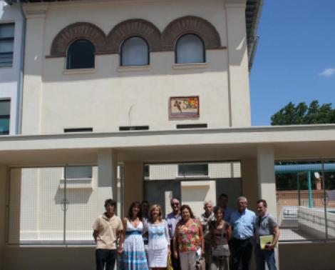 La directora de ISE Andalucía y la delegada provincial de Educación, ante la la fachada del CEIP Santiago de la Línea.