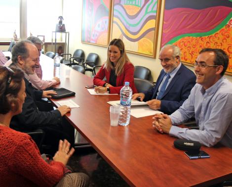 Juan Manuel López y la delegada Patricia Alba junto a representantes del IES Alborán de Estepona (Málaga)