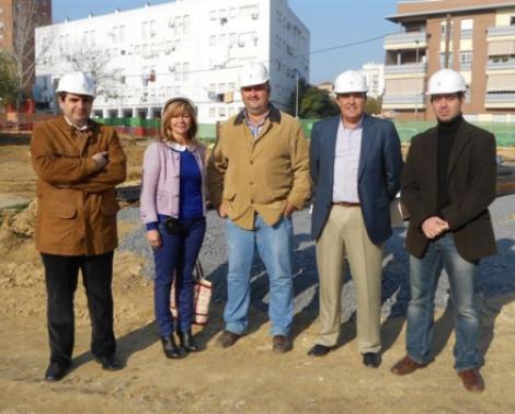 Aurelia Calzada, directora general de ISE Andalucía junto al delegado de Educación de Huelva, Vicente Zarza, durante la visita de obras