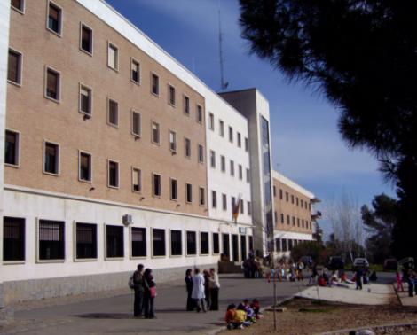 Fachada principal del CEIP La Aduana de Córdoba