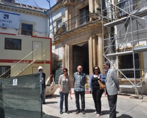 El director de ISE y la delegada de Educación frente a las obras de la Escuela Superior de Arte Dramático de Córdoba.