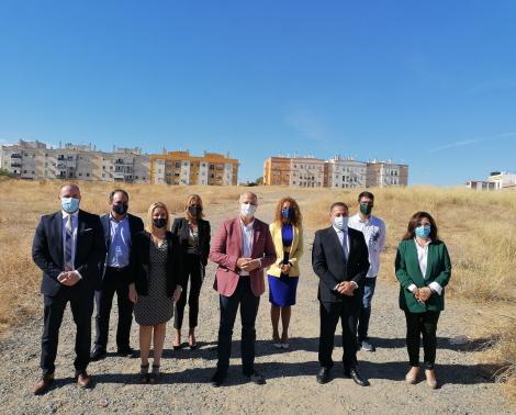 El consejero de Educación en una reciente visita al solar donde se construirá el nuevo IES de Alcalá de Guadaíra 