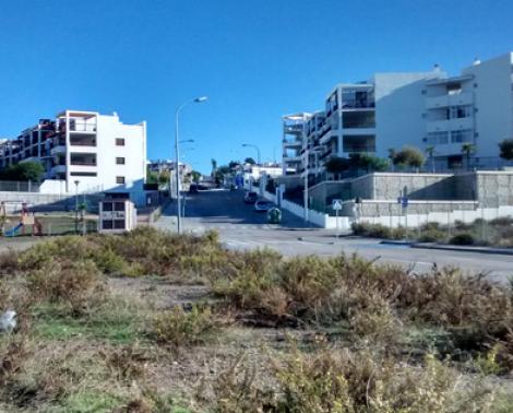 Solar en el que se construirá el nuevo instituto de Torre de Benagalbón, en Rincón de la Victoria (Málaga)