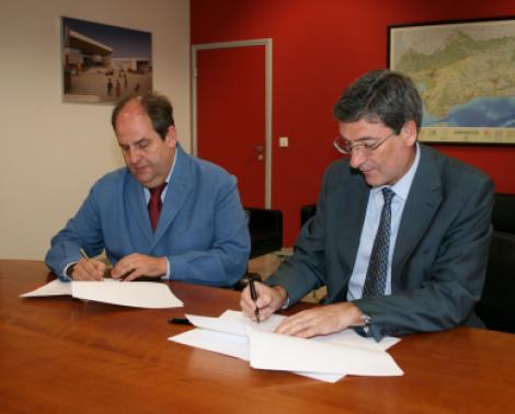 Momento de la firma entre el director de ISE Andalucía y el representante de la empresa adjudicataria
