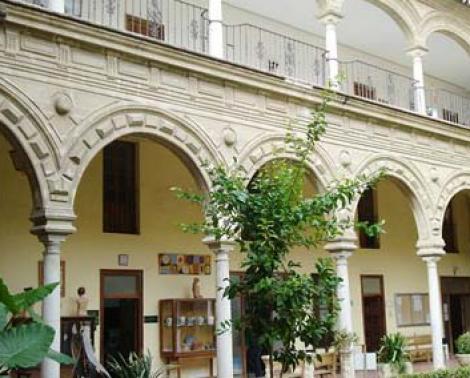 Patio de la Escuela de Artes de Jerez de la Frontera, que será mejorada a través de una obra del Plan OLA.