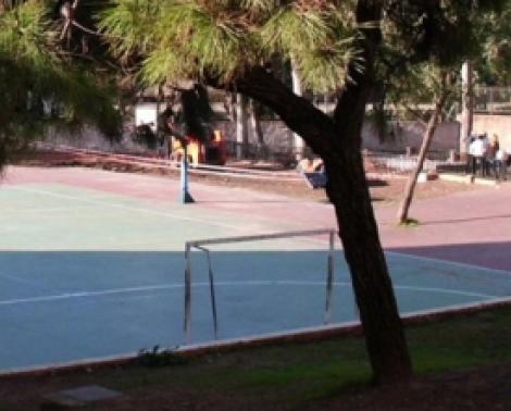 Zonas exteriores del CEIP Vicente Aleixandre de Marbella, que se verán mejoradas por estas obras del Plan OLA.